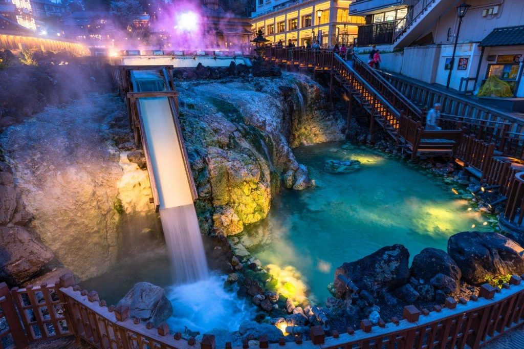 Các biệt thự Onsen với suối khoáng nóng và thiết kế truyền thống Nhật Bản.